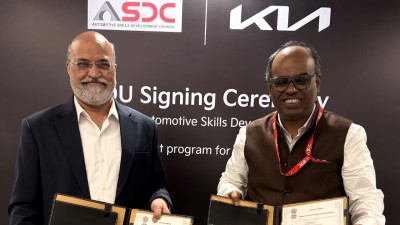 (L to R - Mr. Bhimsen Gulabani, Vice President, Customer Experience, Kia India, along with Mr. Arindam Lahiri, CEO, ASDC)