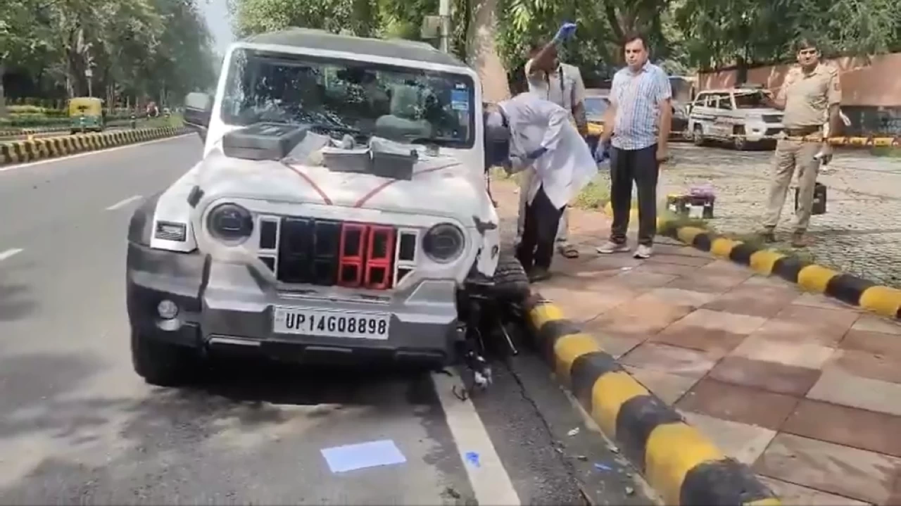 The accused, identified as Ashish Bachchas from Shakarpur in East Delhi, was apprehended at the scene on Sunday morning