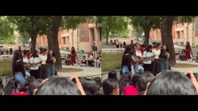 Delhi_University_students_sing_Bollywood_hit_'Saiyaara'
