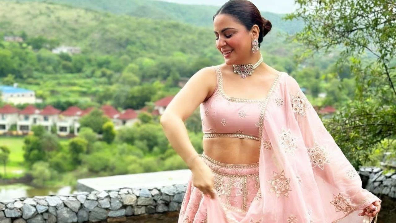Shraddha Arya has an Instagram fan base of around 5.8 million followers. She is known for her serials as well as her looks and good fashion sense