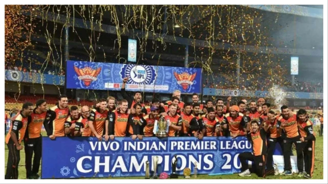 SRH players celebrate with the IPL 2016 trophy.