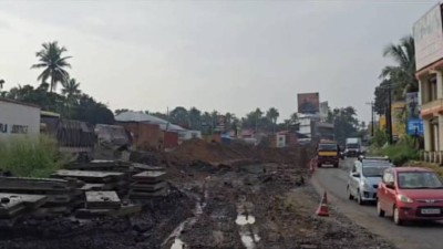 A picture of the road in a dilapidated state between Ernakulam and Thrissur 