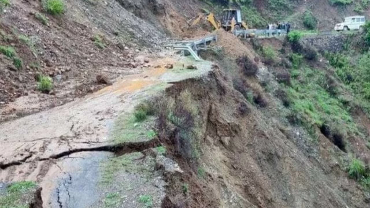 
In the hill districts, rain continues to fall in patches, causing landslides and blocking roads. According to the latest update, 187 roads across the state are closed, including six national highways.