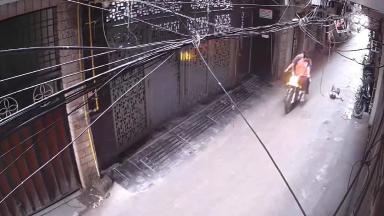 A 12-year-old boy dies after falling from the terrace of his house in Delhi&#039;s Zakir Nagar area