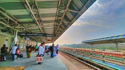 Passengers will be allowed onto the platforms only after their baggage has been weighed and checked to verify that they are within the stipulated limits.