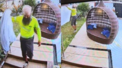 Australian_woman_moved_by_Indian_postman's_kind_gesture