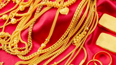 One of the thumb rules is that one should not conceal any jewellery when buying them abroad and bringing them into India and all invoices of past and present should be preferably carried with the traveller.