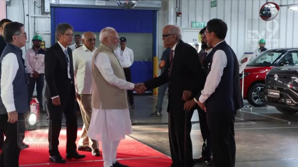 PM Modi and RC Bhagrava in e-Vitara production flagg off