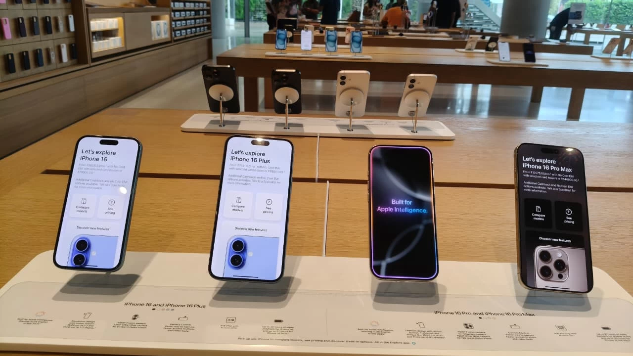 Generative AI smartphones and foldable devices are expected to drive long-term momentum, with GenAI reaching 70% share by 2029.