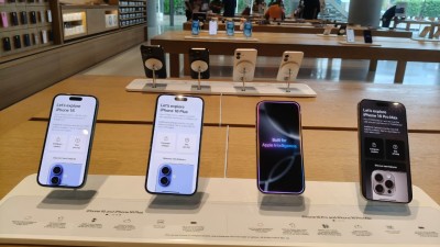 Generative AI smartphones and foldable devices are expected to drive long-term momentum, with GenAI reaching 70% share by 2029.