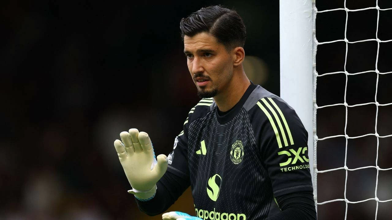 Manchester United are still looking to sign a reliable No. 1 goalkeeper.
