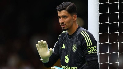 Manchester United are still looking to sign a reliable No. 1 goalkeeper.
