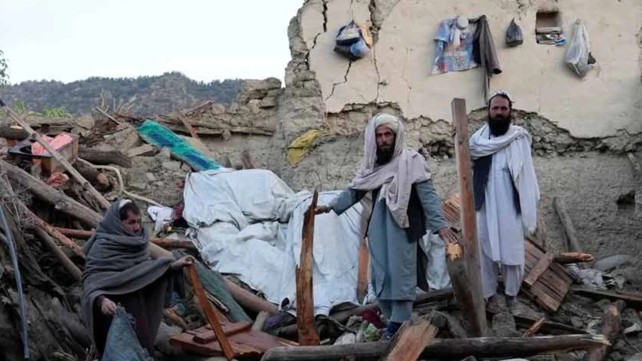 Rescuers brought injured people throughout Kunar province to Nangarhar Regional Hospital in Jalalabad ( Image Credit: X@senguptacanada)