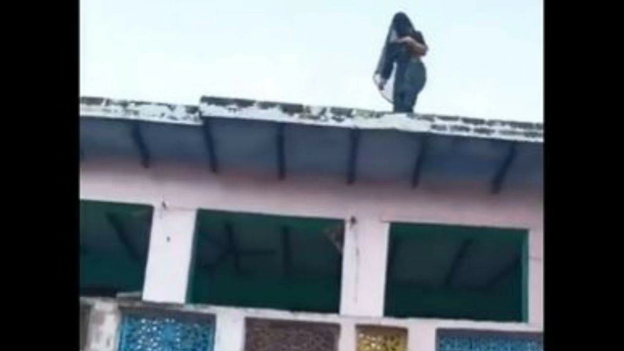 The woman jumped off the roof of her in-laws house in Aligarh 