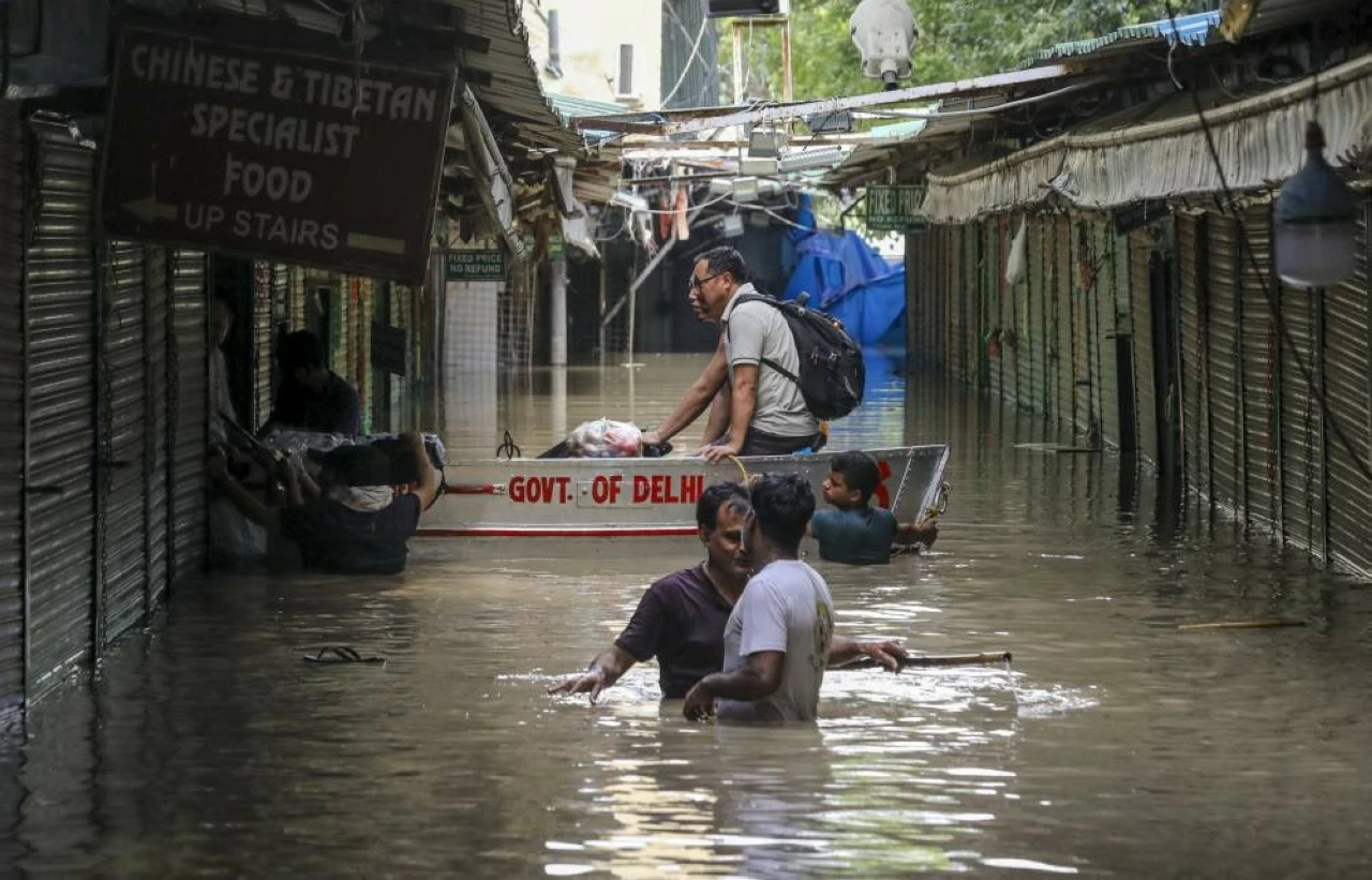 Yamuna swells, thousands shifted to relief camps in Delhi.