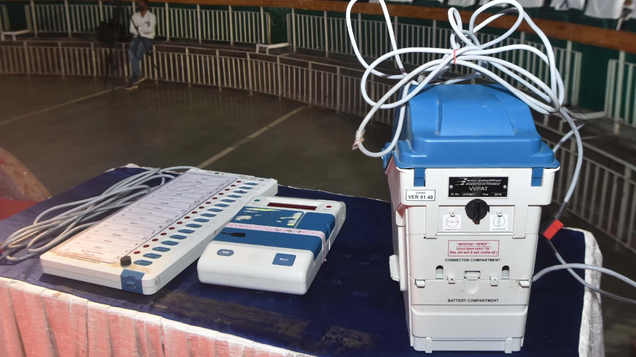 The state government's effort to do away with electronic voting machines (EVMs) in the election highlights Congress's campaign. (Photo credit: Parwaz Khan/HT via Getty Images)