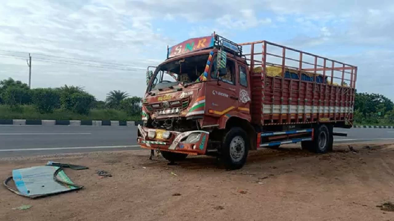 Lorry rammed into a tractor from behind in Jogulamba Gadwal district. 