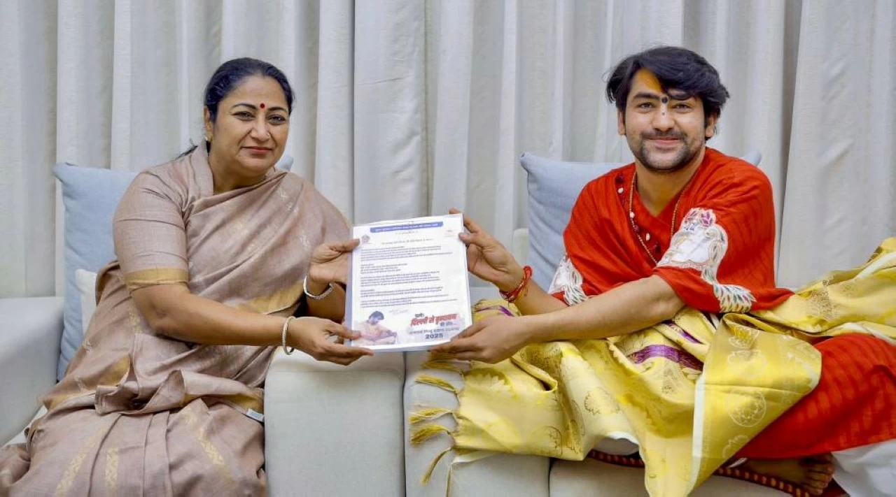 Delhi CM Rekha Gupta meets Acharya Dhirendra Shastri at Jan Seva Sadan.