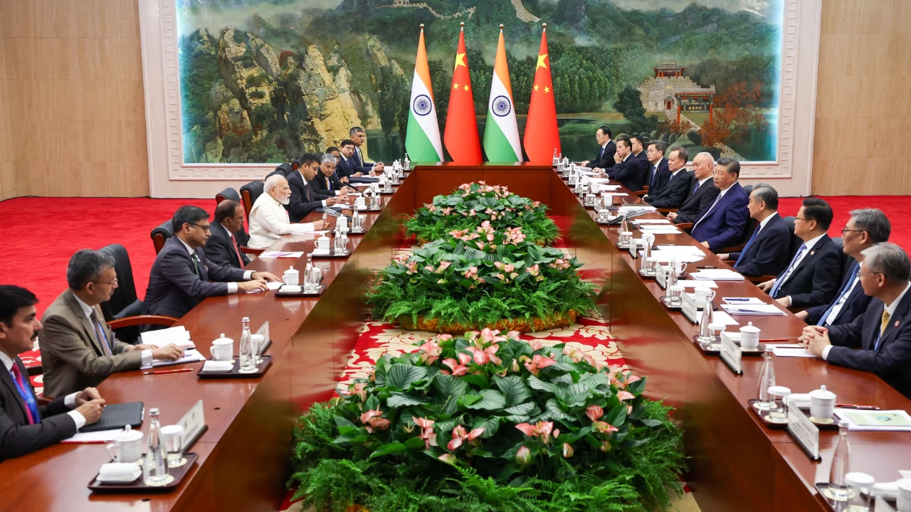Chinese President Xi Jinping  and participants of the SCO Summit 2025 pose for photos
