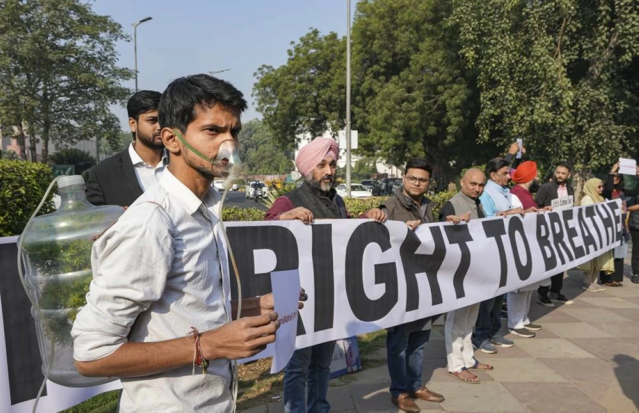 Delhi slips 24 spots in Swachh Survekshan 2025 as toxic air worsens health risks. (File photo)