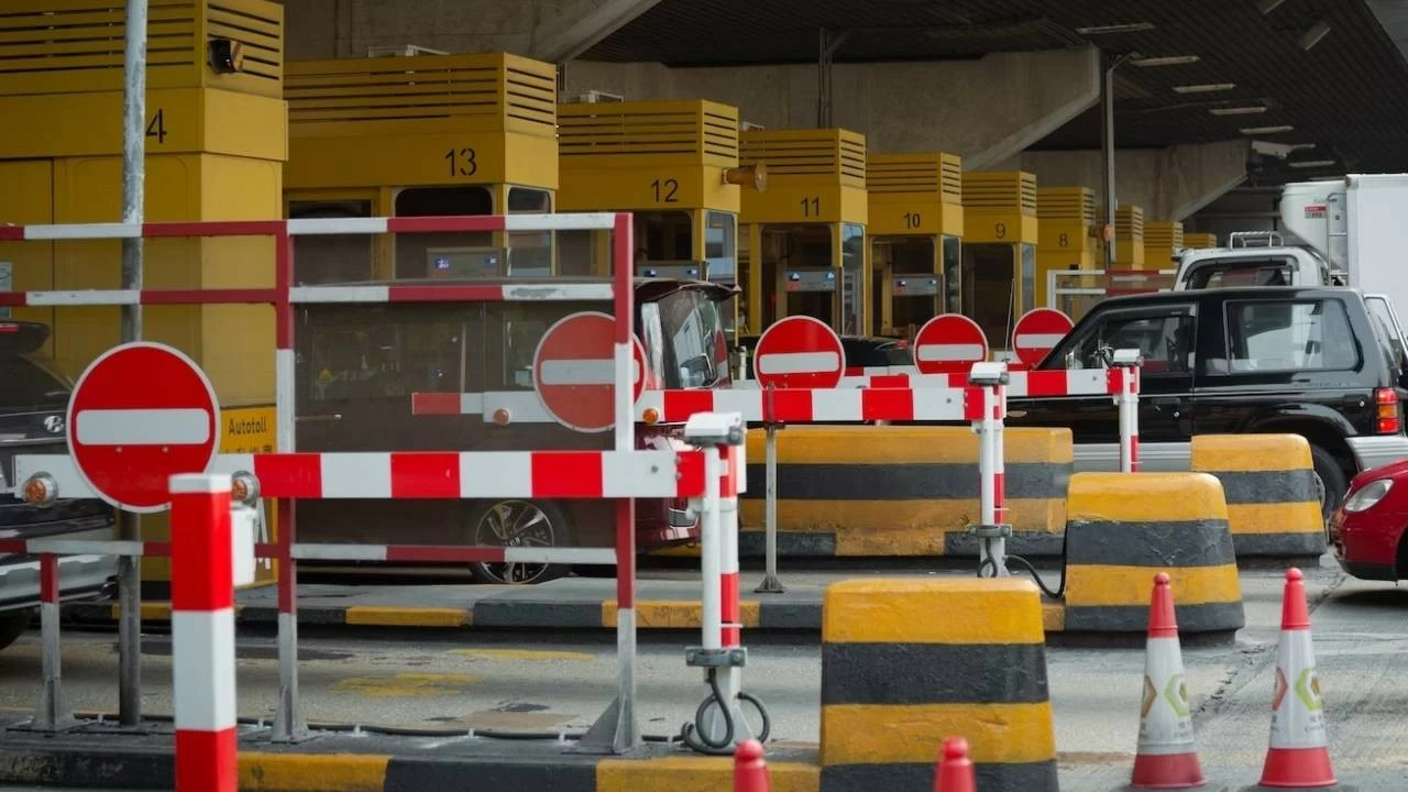 Maharashtra government is planning to shift the Dahisar Toll Plaza near Versova Bridge and the process may take around 1.5 months. (Representational image | Source: Unsplash)