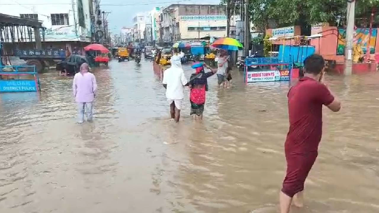 Heavy rain lashes Medak district 