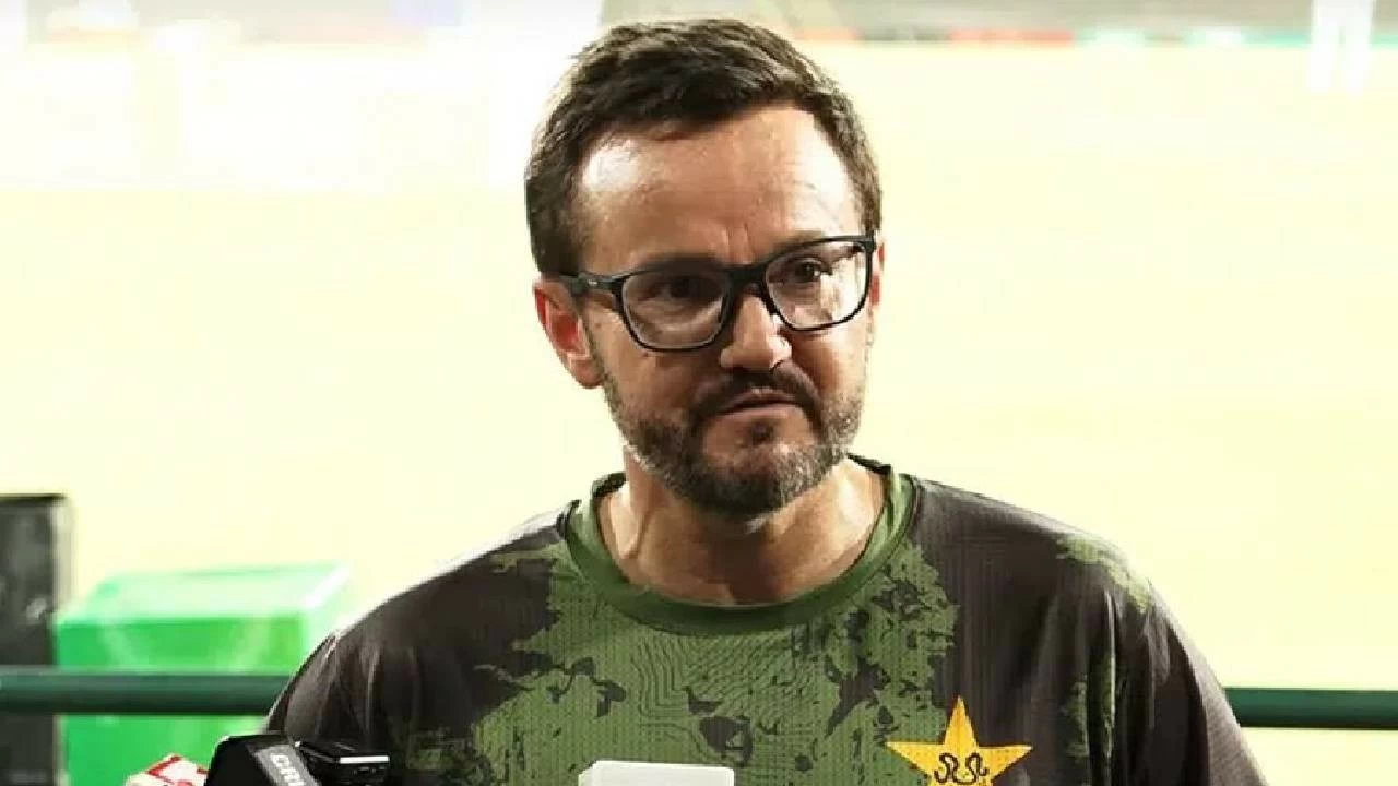 Mike Hesson has been called a third-class coach by ex-Pakistan player.