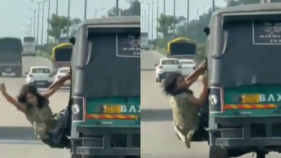 Woman courageously fights off robbers in moving auto in Punjab.