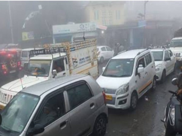 Traffic_jam_in_Mussoorie_after_heavy_snowfall