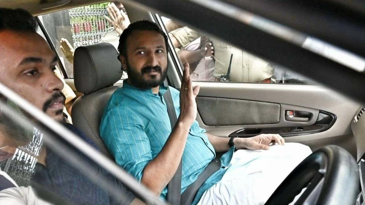 Rahul Mamkoottathil inside his car when SFI activists tried to block him 
