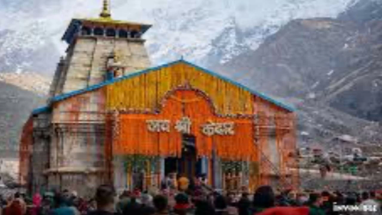 Reports suggest that illegal liquor smuggling is active at multiple Kedarnath Yatra halts, especially at night. Videos showing people of Nepali origin delivering liquor during the night have recently gone viral, prompting the police to start raids at various locations.