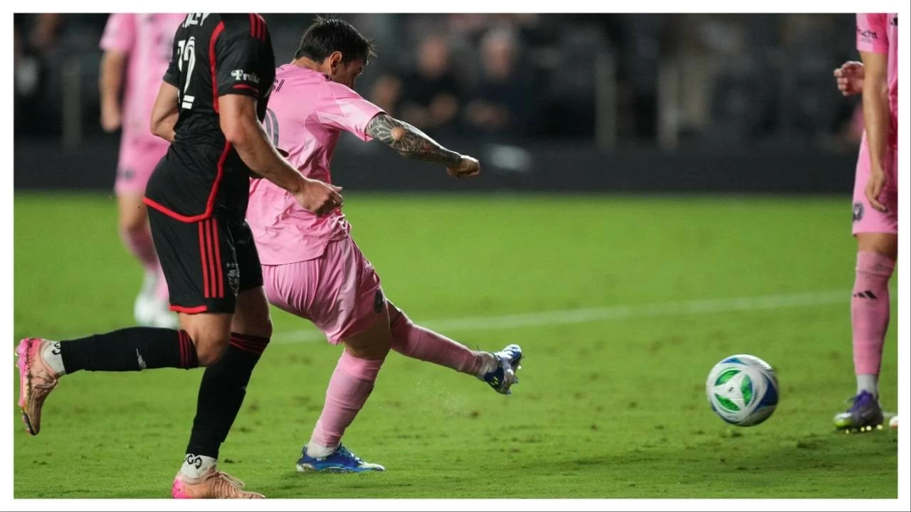 Inter Miami&#039;s Lionel Messi (10) shoots and scores against DC United.
