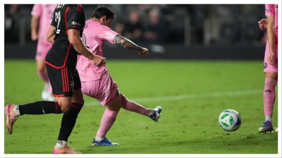 Inter Miami's Lionel Messi (10) shoots and scores against DC United.
