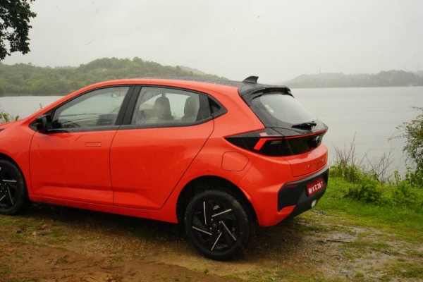 Tata Altroz braking is very alert