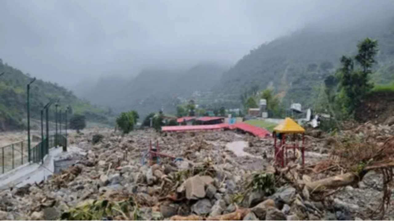 The worst-hit areas include Rajpur, Jakhan, and Malsi, where people are now depending on natural water sources like springs and small streams for their daily needs. These natural sources, which were once ignored, have now become lifelines.
