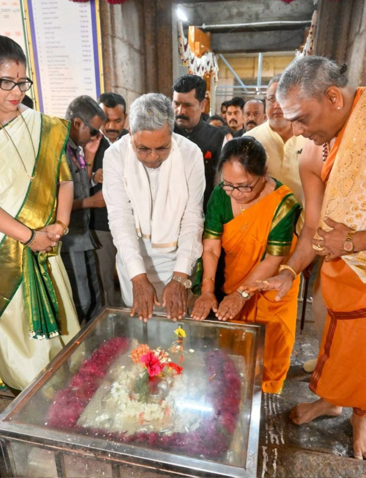 Mushtaq showers flowers on Goddess Chamundeshwari during the auspicious “Vrushchika Lagna.