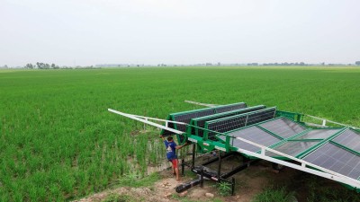 A worker installs a folding solar panel unit, to run a tube well, the motorised pump that taps groundwater, in a rice field in Muridke, Sheikhupura District in Punjab province, Pakistan August 12, 2025. (REUTERS/Akhtar Soomro)