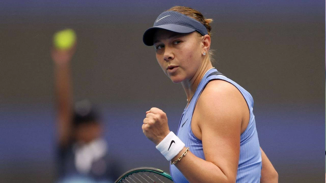 Amanda Anisimova defeats Coco Gauff in China Open semi-final.