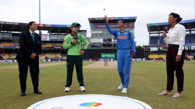 India, Pakistan captains refuse handshake during the toss. 