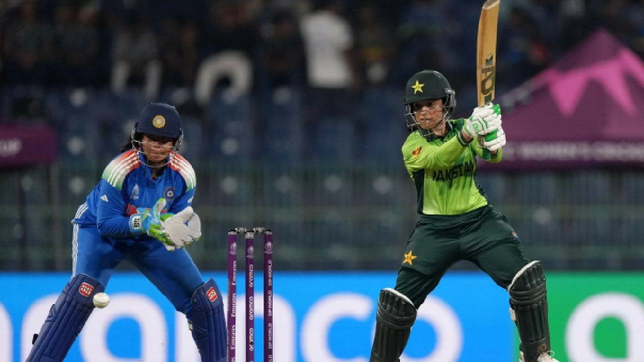 Sidra Ameen of Pakistan bats as wicket keeper Richa Ghosh of India looks on during the ICC Women&#039;s Cricket World Cup India 2025 match between India and Pakistan at R. Premadasa Stadium on October 05, 2025 in Colombo, Sri Lanka.