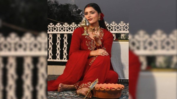 Karwa Chauth 2025: Captivating poses in suit for Instagram aesthetic
