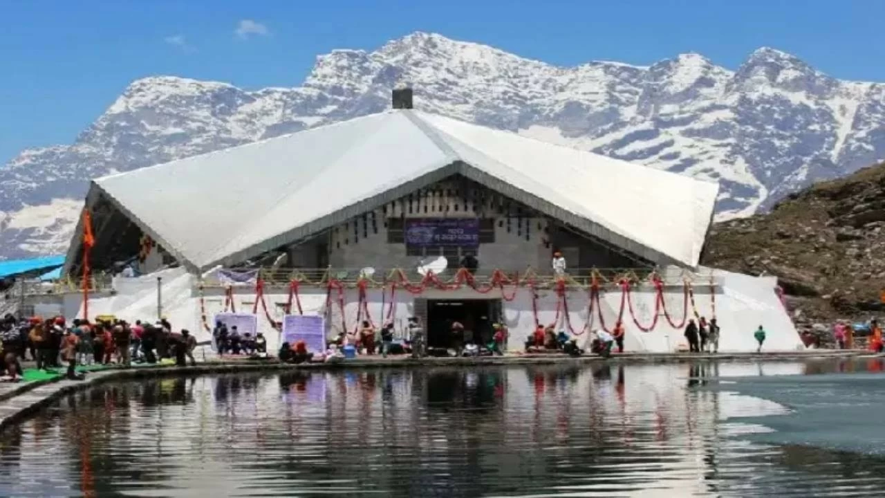 Hemkund Sahib holds great religious significance for Sikhs, as it is believed to be the place where Guru Gobind Singh, the tenth Sikh Guru, meditated in his previous life. The serene glacial lake, the snow-covered peaks, and the peaceful environment make it a unique and sacred destination.
