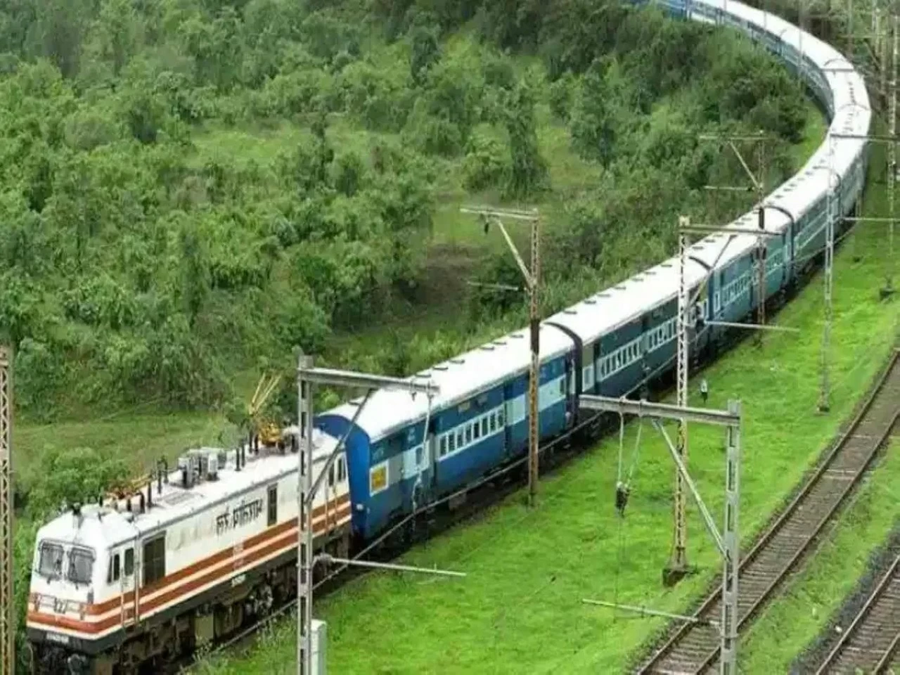 Indian Railway is preparing to increase the speed of trains on the Delhi-Howrah rail route. (Photo: PTI)