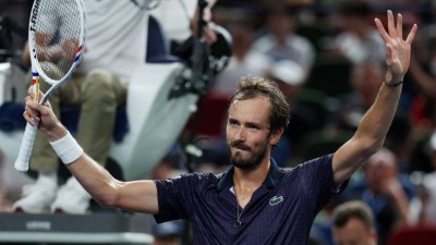 Daniil Medvedev advances to Shanghai Masters quarterfinals.