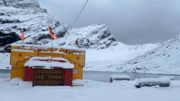 Lokpal_Mandir_in_snow_(Hemkund_Sahib)