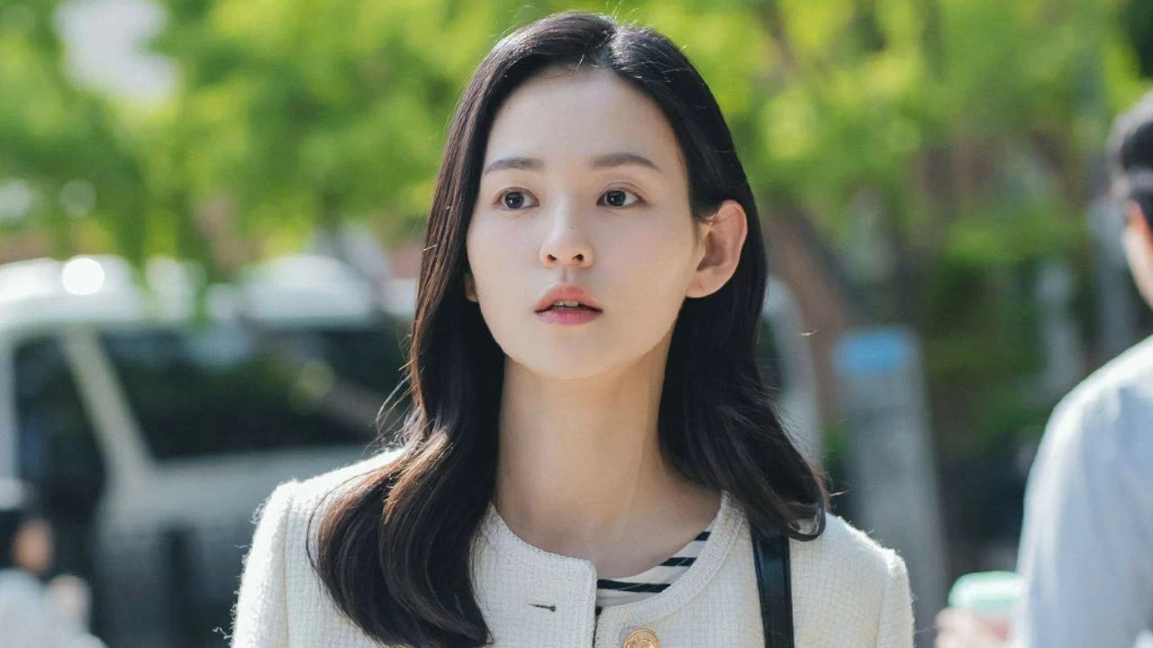 Kim Yoon-Hye to tie the knot with her non-celebrity fiancé this month