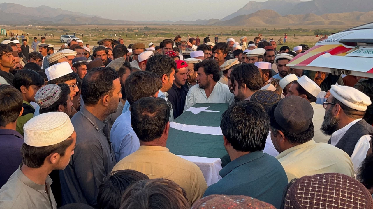People carry a Pakistani flag-draped coffin of soldier Aslam Jadran, who died following the overnight border clashes between Pakistan and Afghanistan, during a funeral in Kurram. (Photo credit: Reuters)