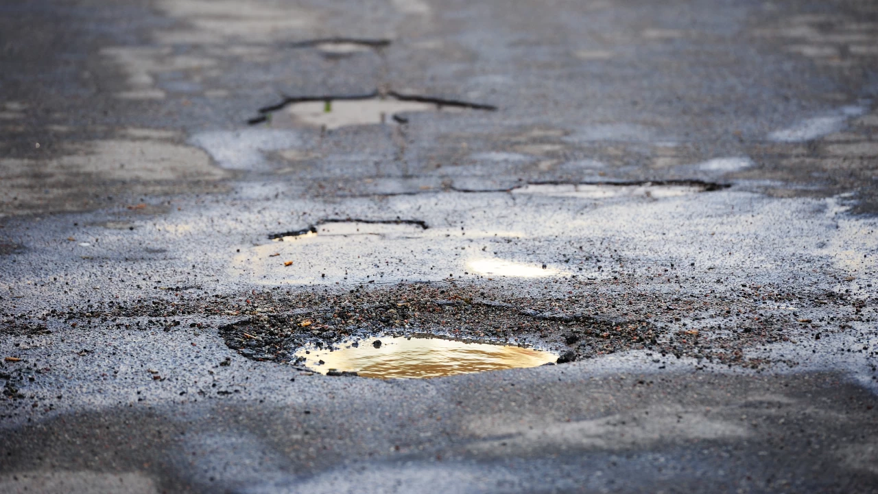 It also said that not providing safe roads is a violation of the fundamental rights of citizens under Article 21 of the Indian Constitution. (Photo credit: Olaser/E+/Getty Images)
