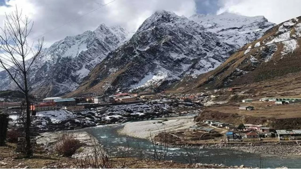 
In the hilly districts—especially areas around Kedarnath, Chamoli, Uttarkashi, and Rudraprayag—snow has laid a white blanket over the landscape. 