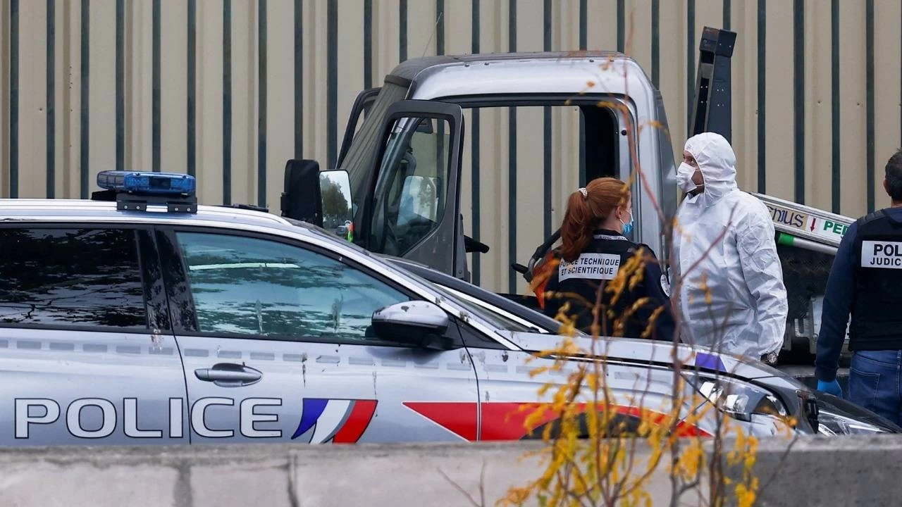 The Louvre was quickly evacuated, and forensic teams scoured the crime scene.